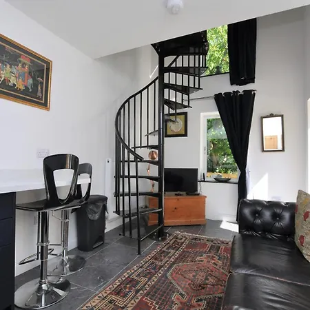 Hollins Apartment
