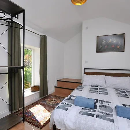 Hollins Apartment